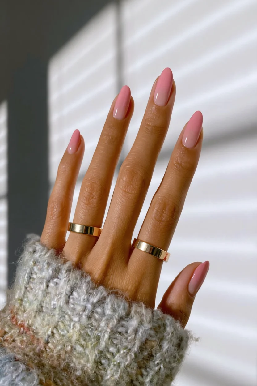 Uñas largas forma almendrada en tono rosa nude