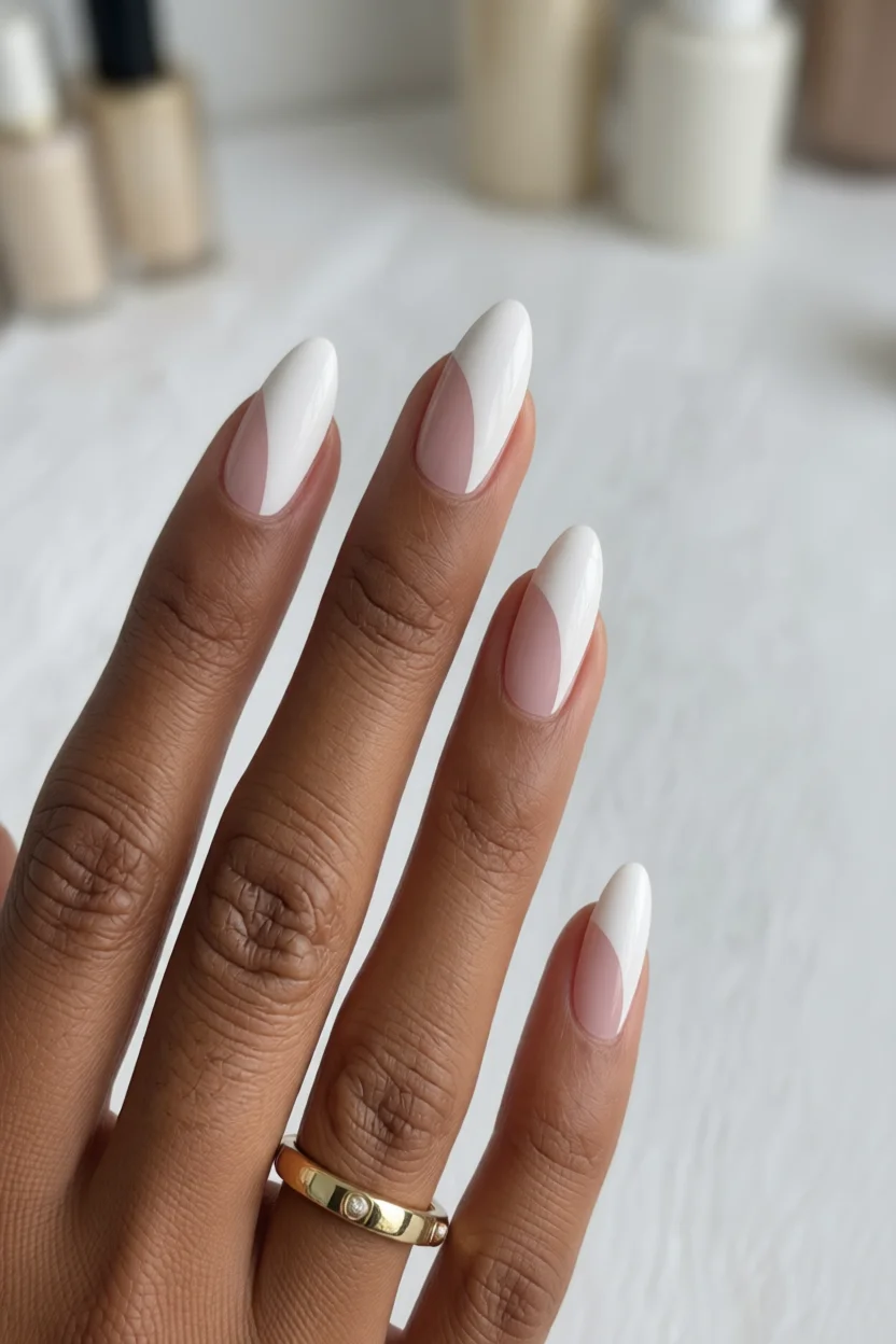 Uñas almendradas con diseño francés moderno en colores rosa nude y blanco