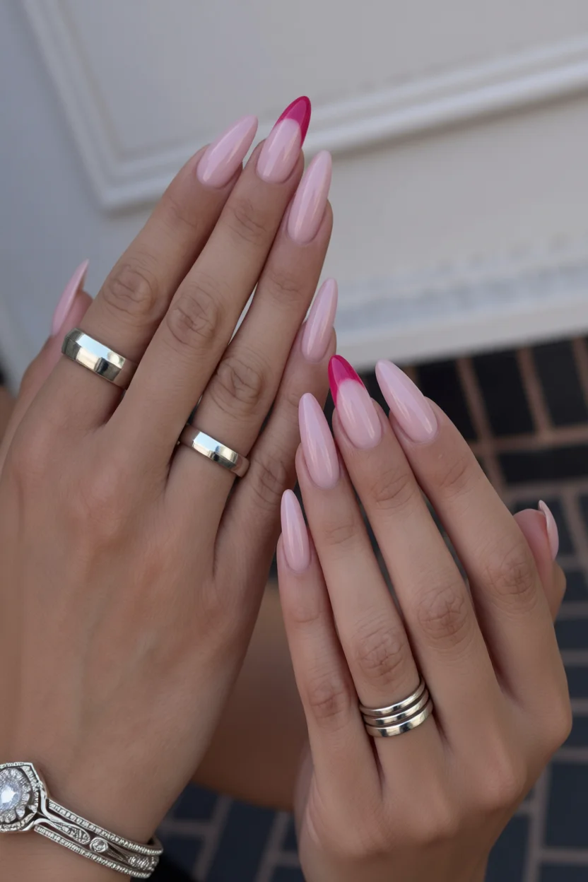 Uñas largas almond con base rosa pálida y puntas fucsia vibrantes