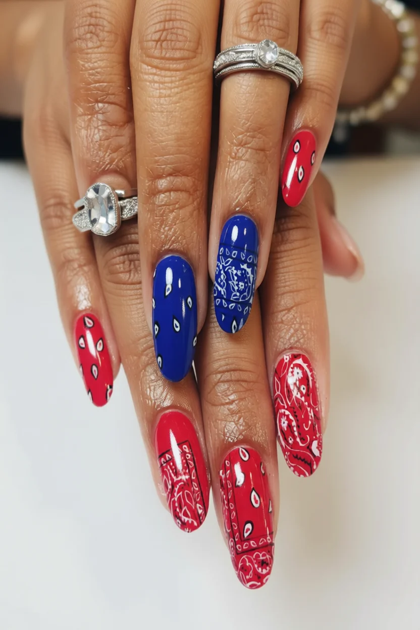Uñas largas almendradas con diseño bandana en rojo y azul real