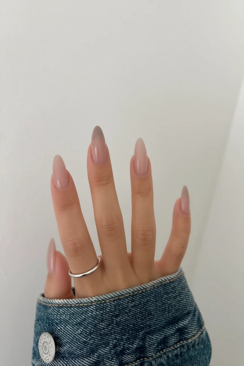 Uñas largas forma almendra con degradado nude a rosa empolvado