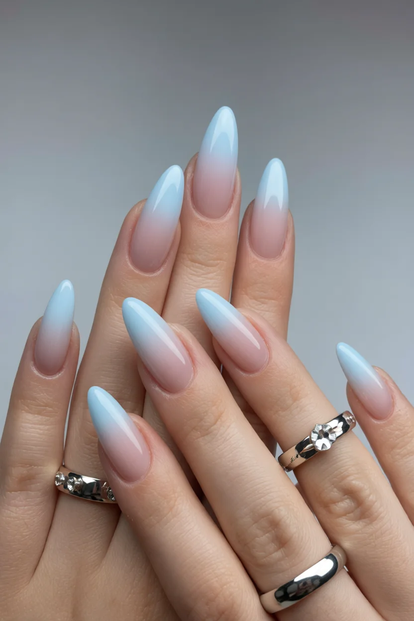Conchas, perlas y tonos marinos: 15 manicuras de sirena para sentir el verano hasta en las uñas 3