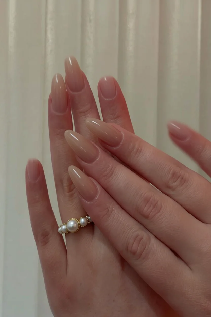 Conchas, perlas y tonos marinos: 15 manicuras de sirena para sentir el verano hasta en las uñas 6