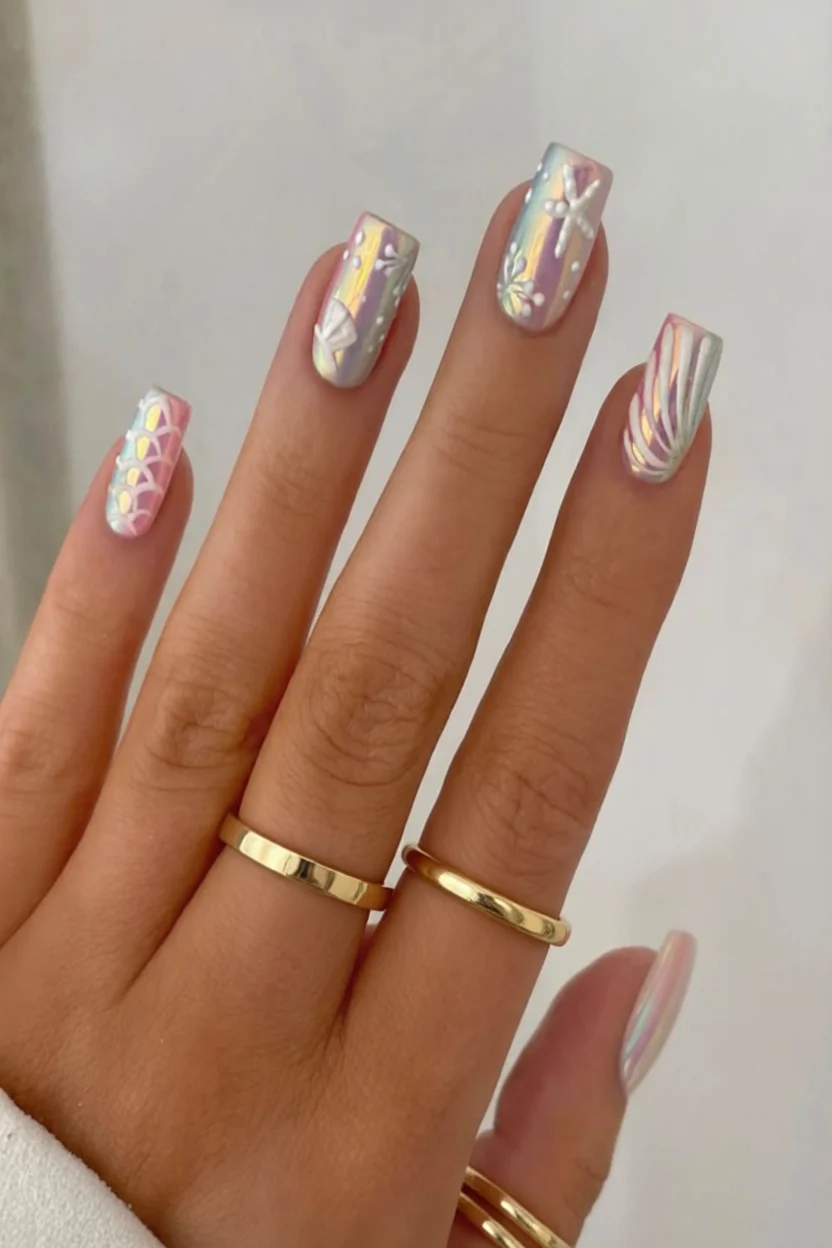 Conchas, perlas y tonos marinos: 15 manicuras de sirena para sentir el verano hasta en las uñas 7