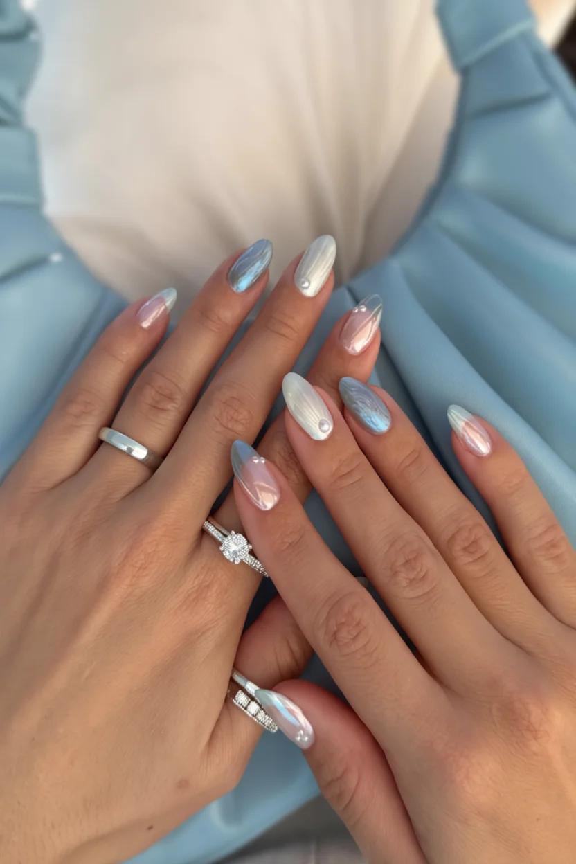 Conchas, perlas y tonos marinos: 15 manicuras de sirena para sentir el verano hasta en las uñas 10