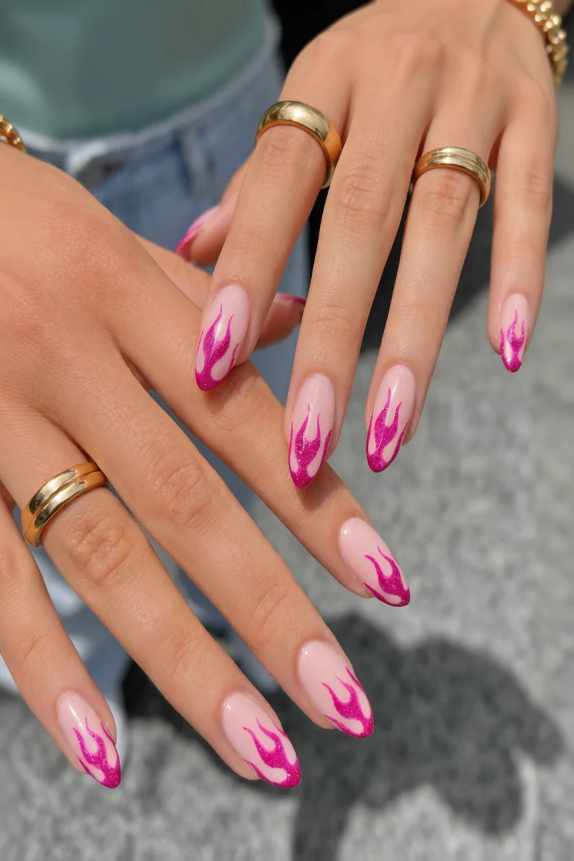 Uñas con diseño de llamas en rosa fucsia brillante sobre base nude