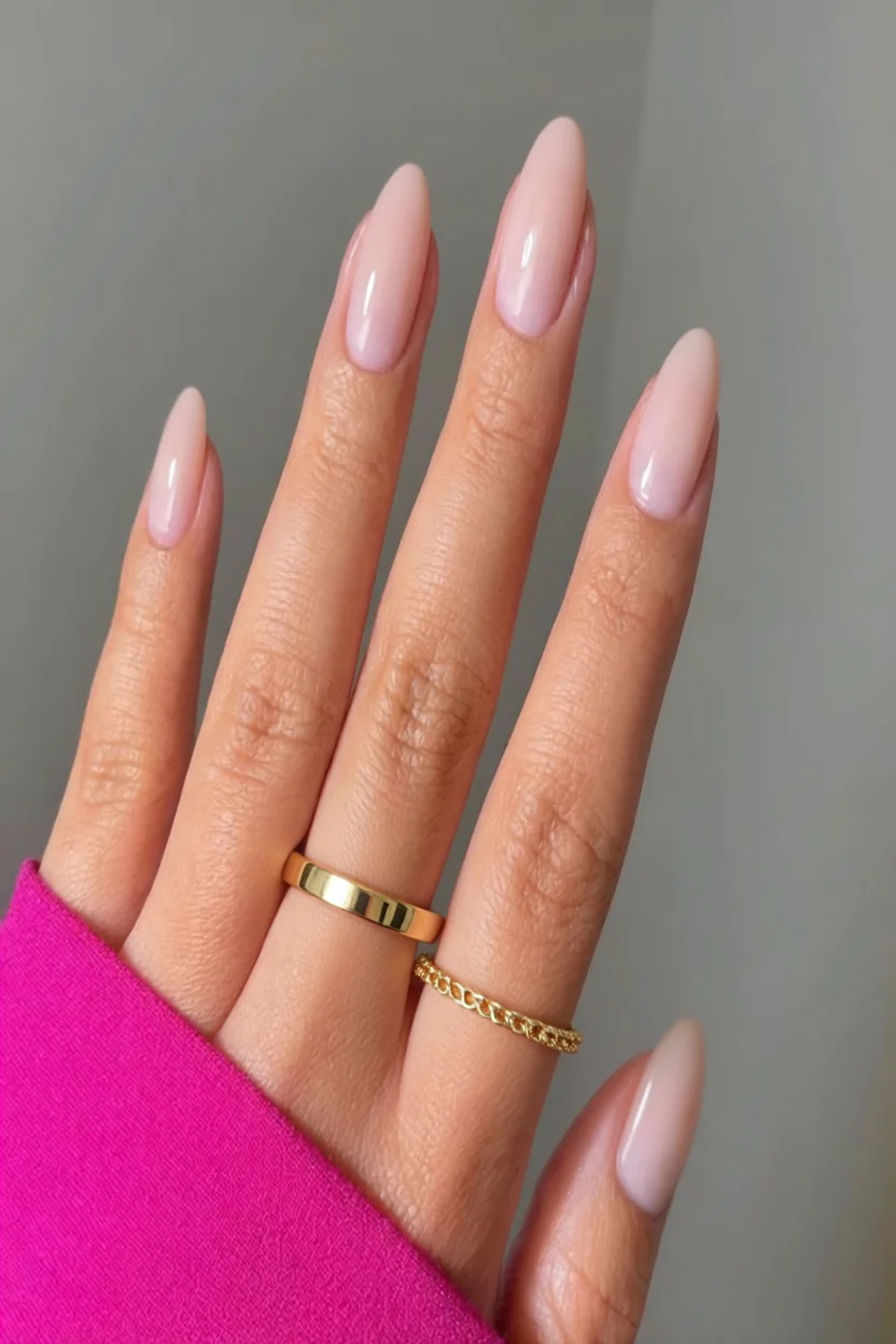 Uñas larga forma almendrada color nude rosado brillante