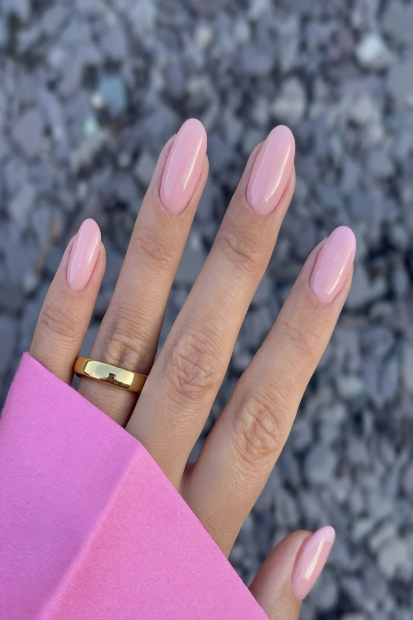 Manicura francesa en tonos pastel rosados con uñas almendradas y acabado brillante
