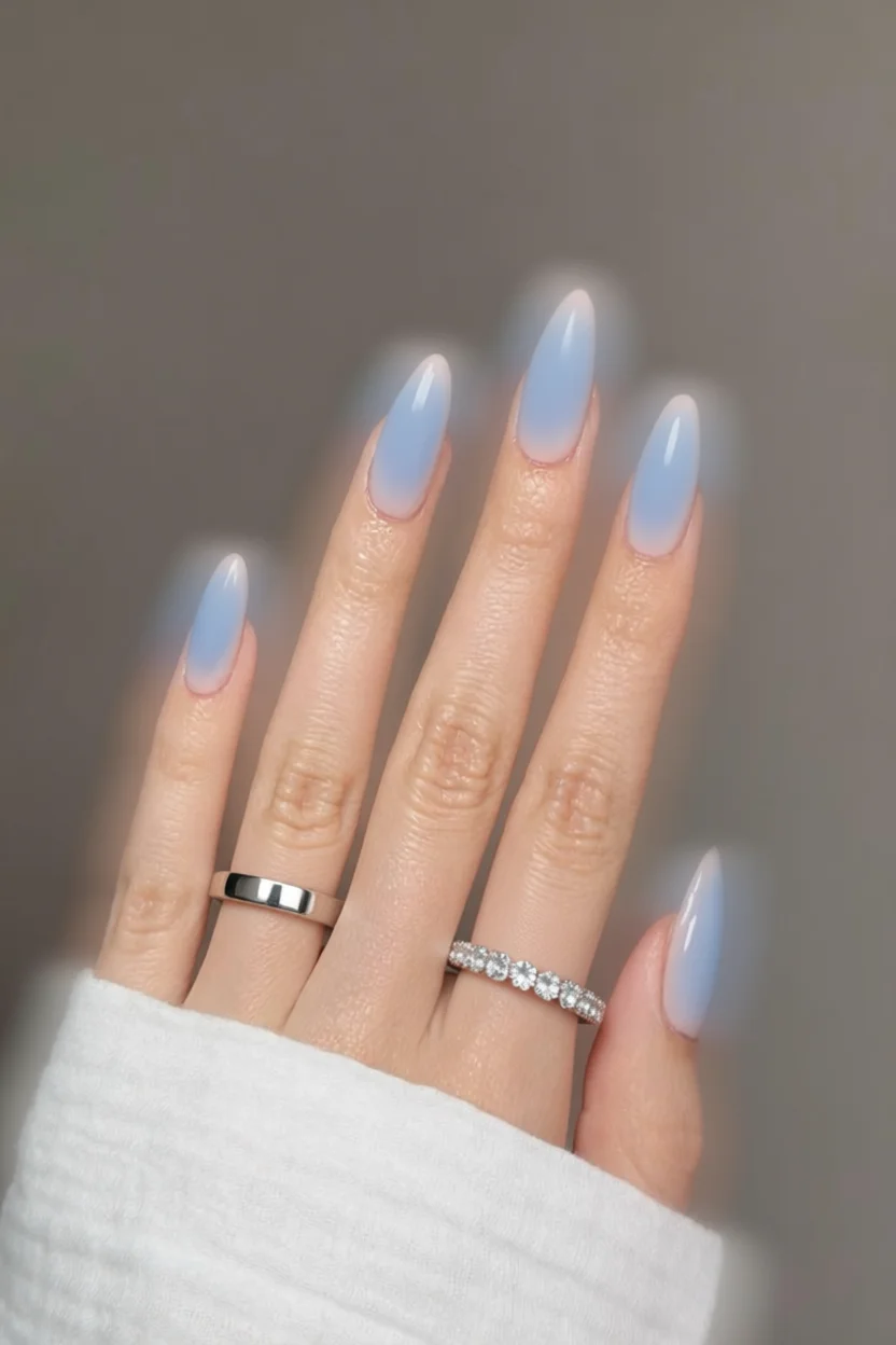 Uñas largas forma almendra con degradado azul bebé a blanco