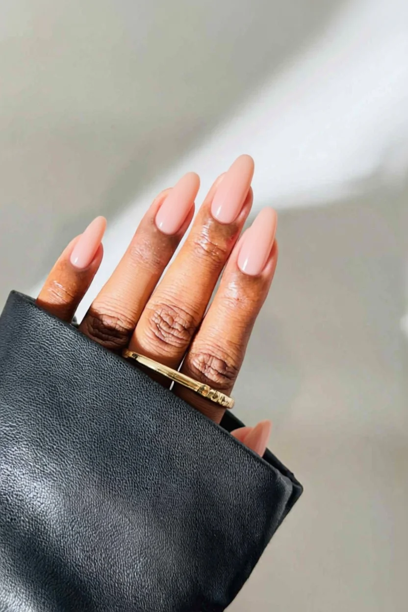 Manicura nude rosado en uñas largas forma almendrada con acabado glossy