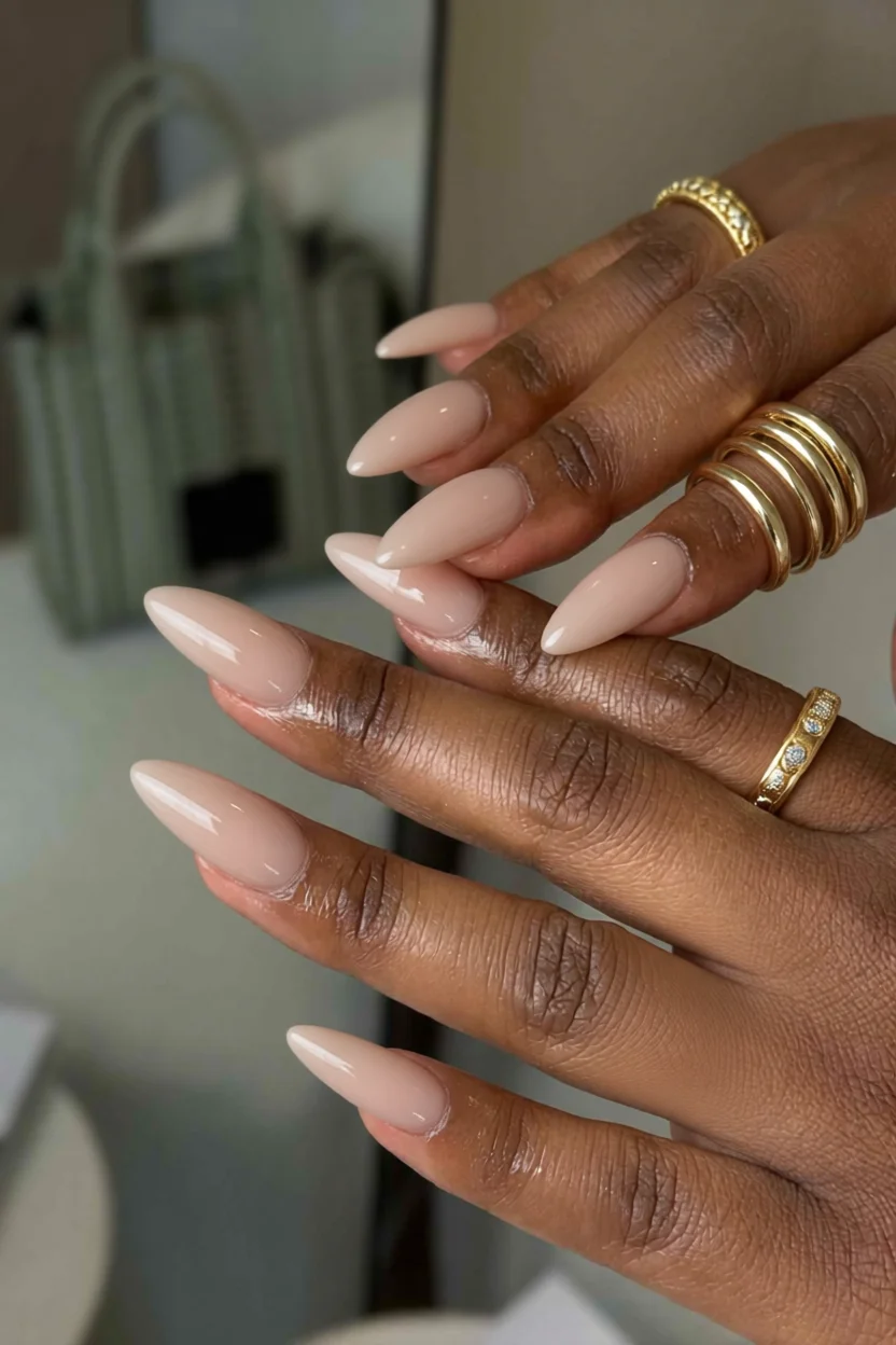 Uñas largas forma almendra en nude nude brillantes con acabado gloss