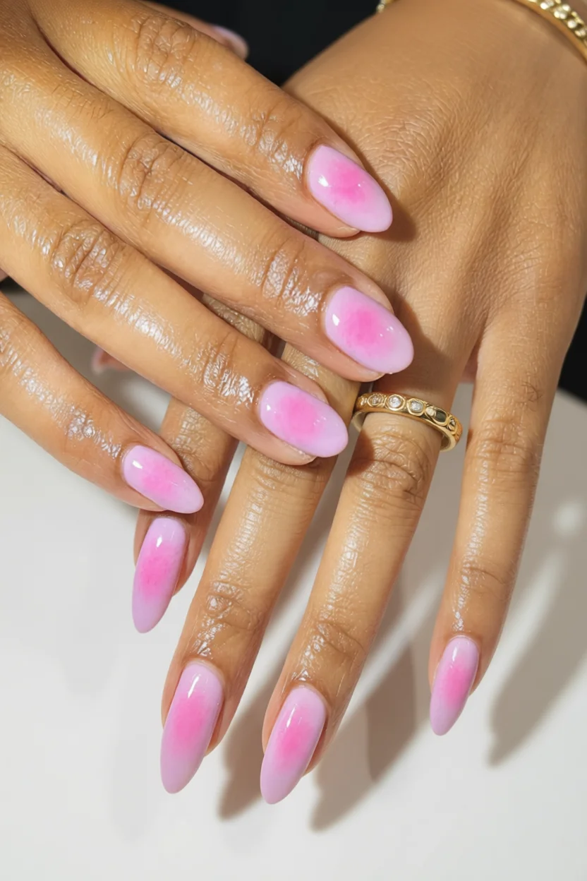 Uñas almendradas largas con efecto aura rosa degradado