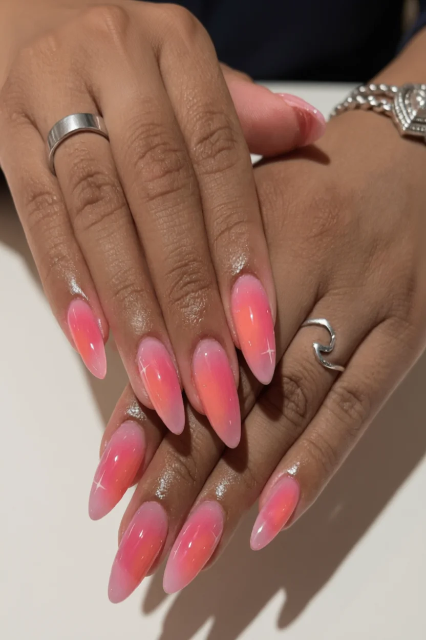 Uñas largas estilo almendra con efecto aura en degradado rosa coral a blanco