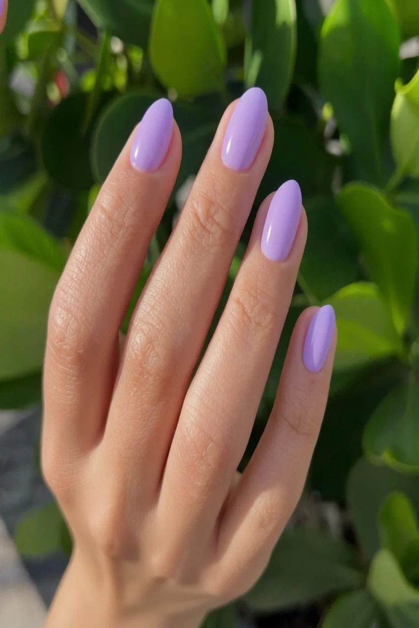 Manicura en uñas ovaladas con esmalte lavanda efecto aura