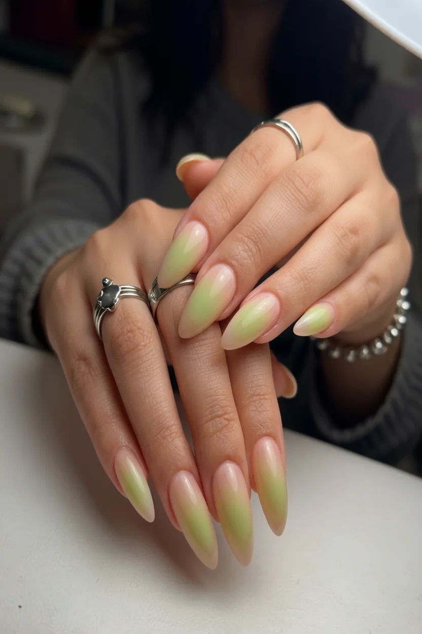 El efecto aura no desaparece: 22 manicuras llenas de color que están llevando esta tendencia mucho más lejos 16