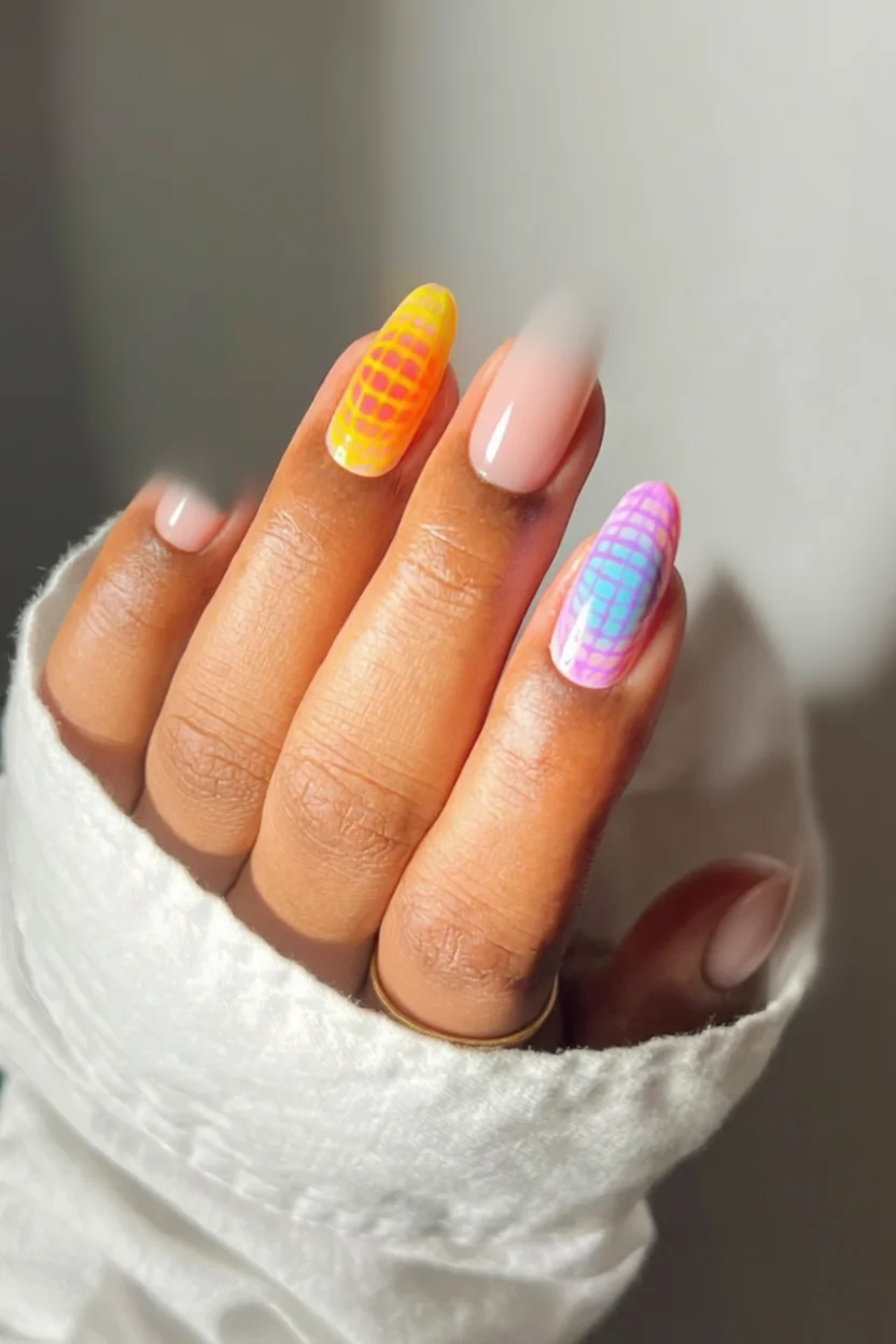 El efecto aura no desaparece: 22 manicuras llenas de color que están llevando esta tendencia mucho más lejos 20