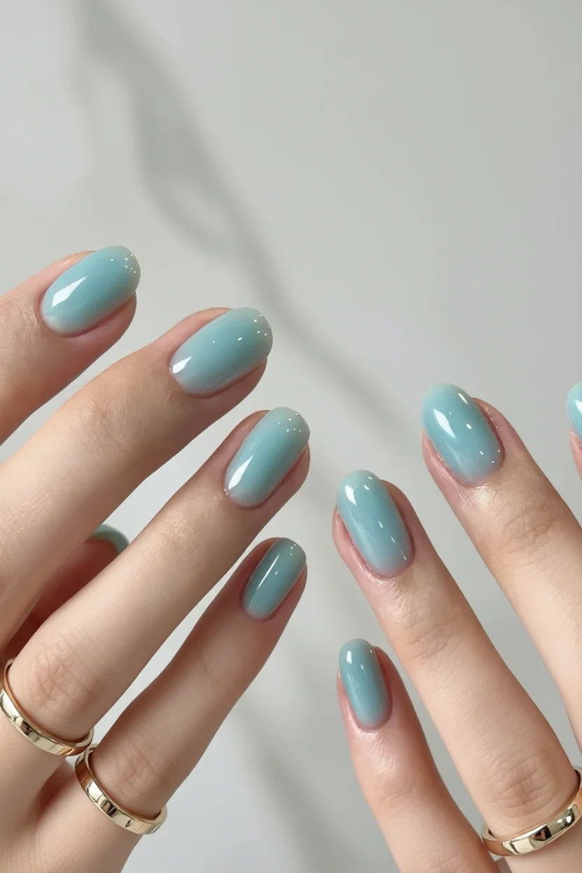 Uñas ovaladas azules translúcidas efecto gelatina brillante