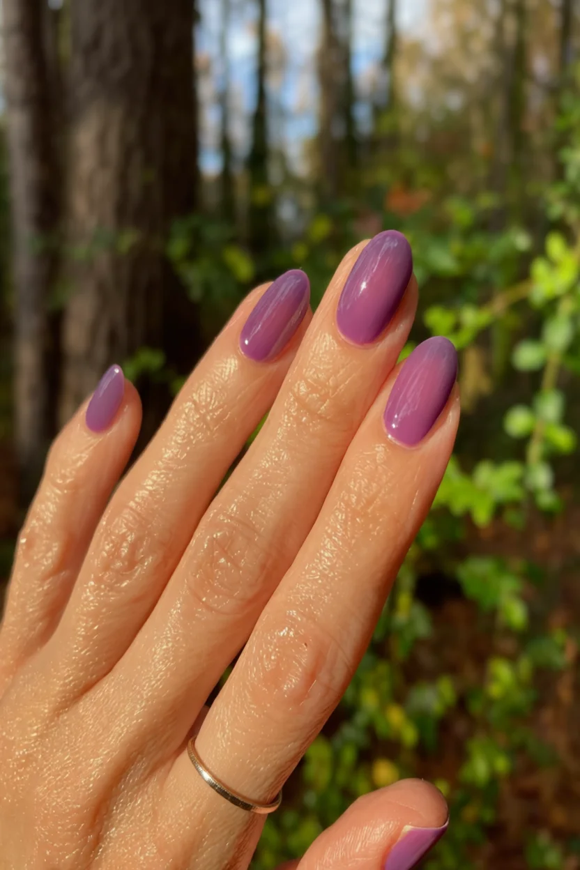 Uñas ovaladas con esmalte jelly translúcido en tono lavanda