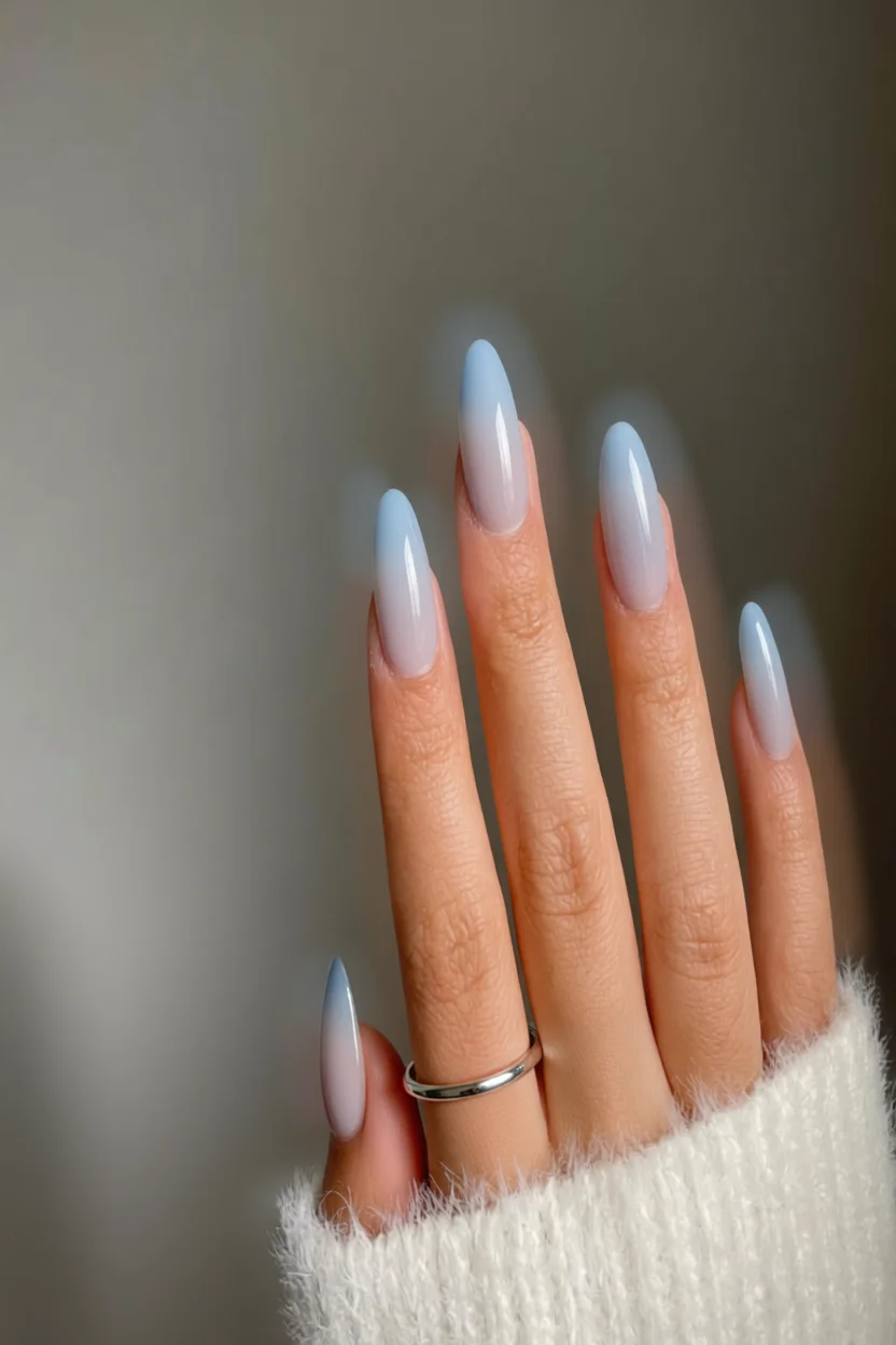 Uñas largas en forma de almendra con degradado jelly tonos rosa y azul pastel