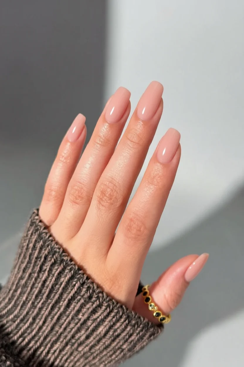 Uñas largas almendradas con esmalte jelly nude translúcido