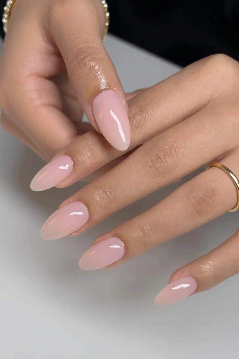 Uñas almendradas largas con esmalte rosa syring translúcido y acabado brillante