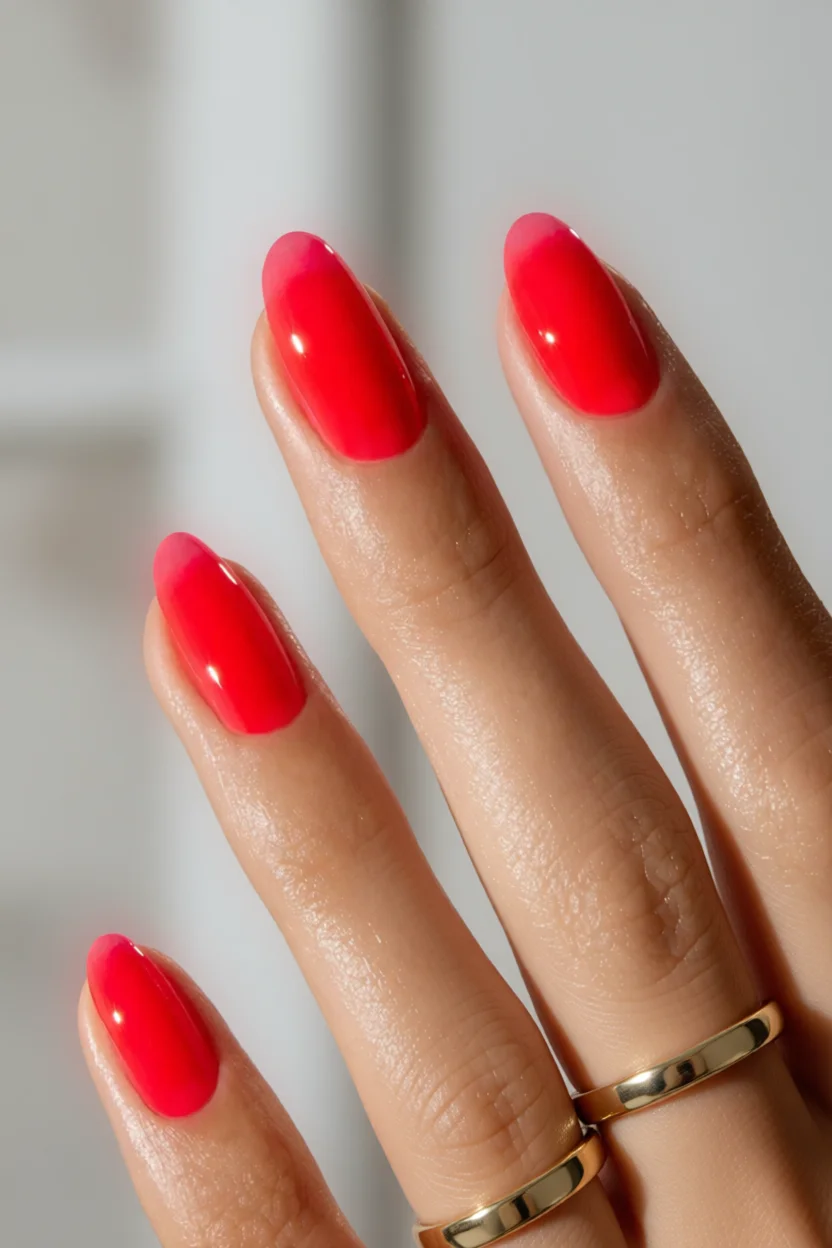 Uñas ovaladas rojas con efecto brillo intenso jarabe