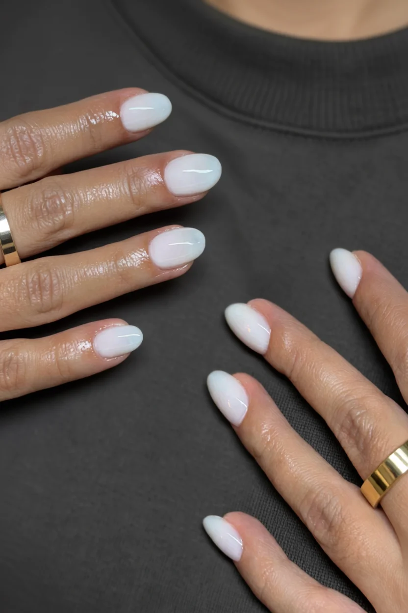 Manos con uñas almendradas en tono blanco lechoso translúcido efecto syrup