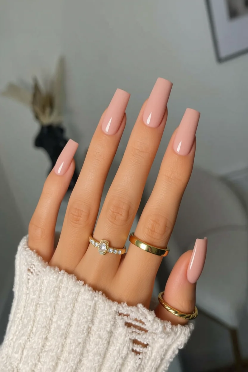Mano con uñas largas forma coffin pintadas en rosa nude mate