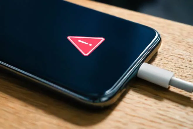 Mensaje de alerta de sobrecalentamiento en la pantalla de un smartphone