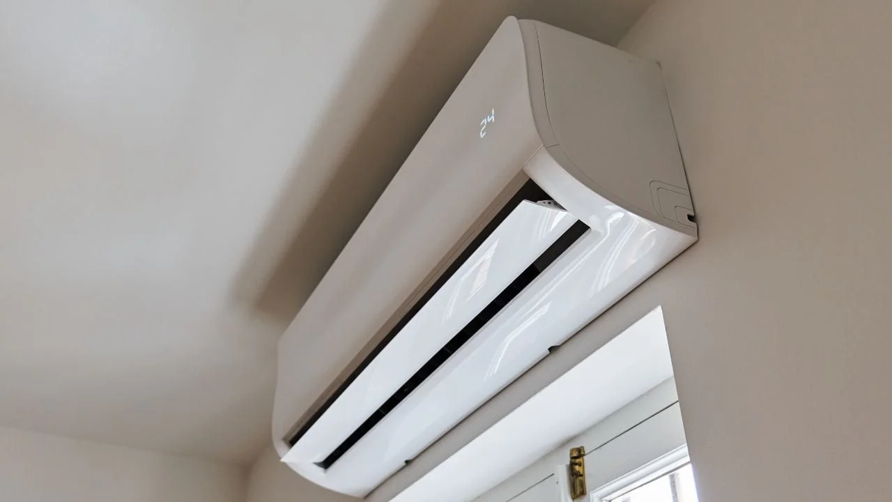 Aire acondicionado funcionando en una vivienda durante un día caluroso