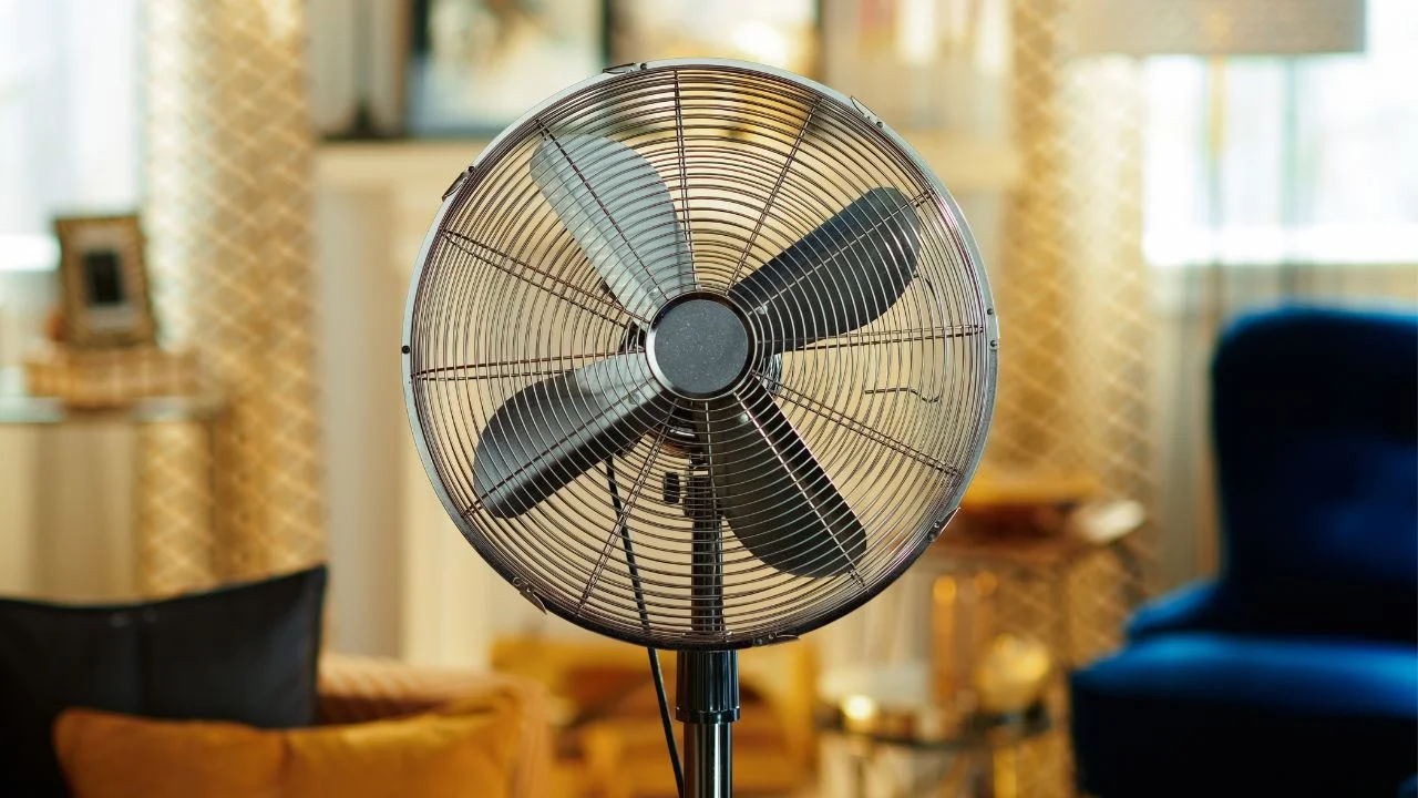 Ventilador de techo utilizado para mejorar la circulación del aire en casa