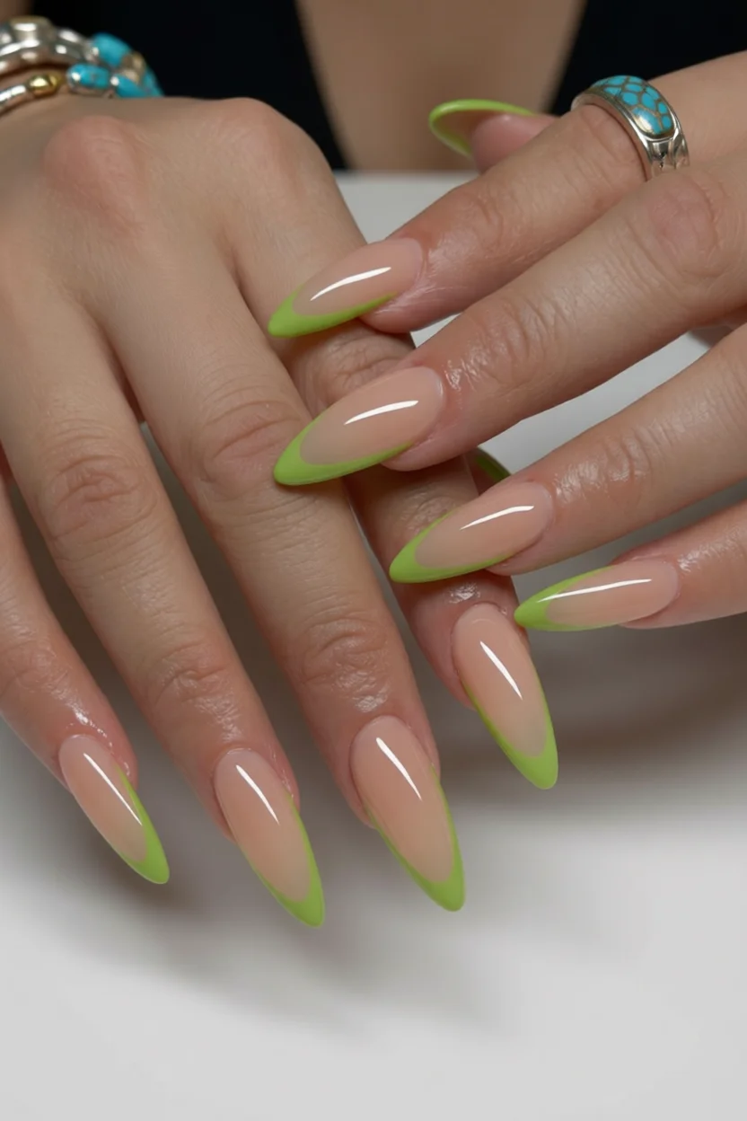 Uñas largas en forma de almendra con base nude translúcida y puntas en verde chartreuse brillante