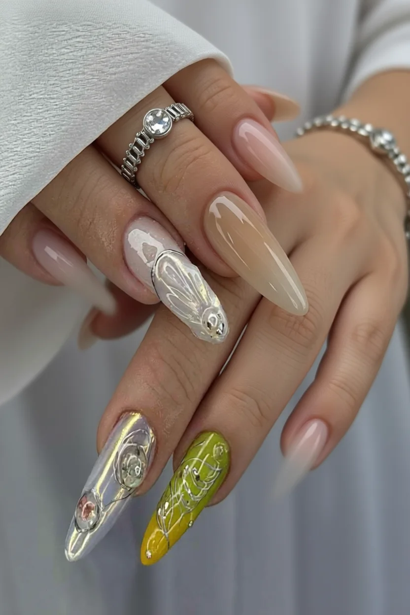 Uñas largas almendradas color chartreuse con decoración de hilos plateados y brillantes