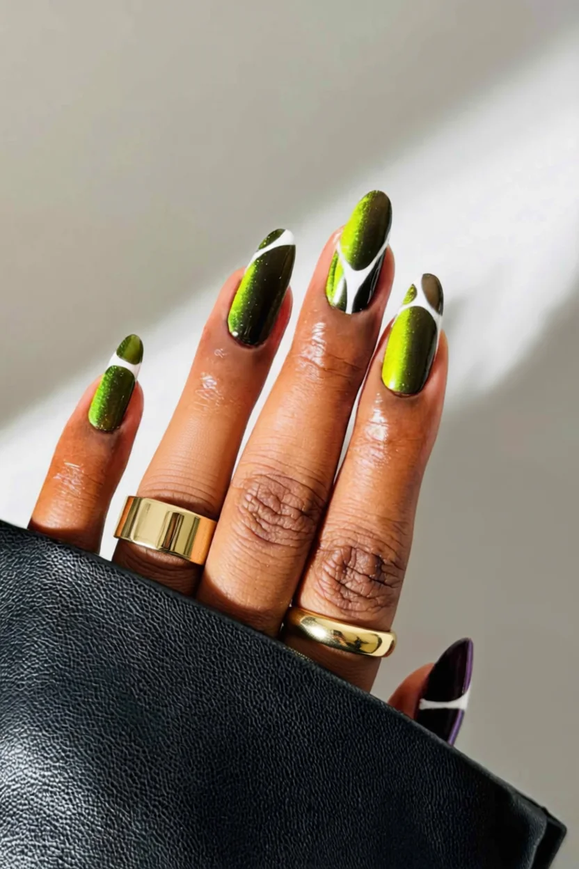 Mano con uñas largas forma almendra en verde chartreuse brillante con líneas curvas blancas decorativas y anillos dorados