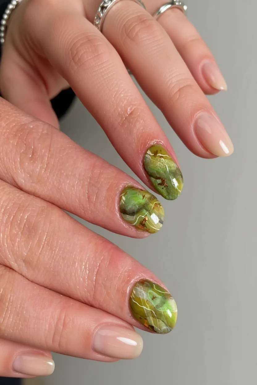 Uñas con diseño chartreuse efecto mármol verde y vetas blancas decorativas