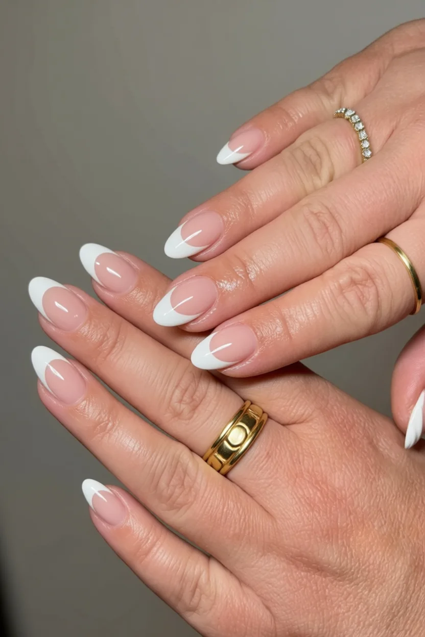 Uñas ovaladas con diseño francés en tono nude y puntas blancas