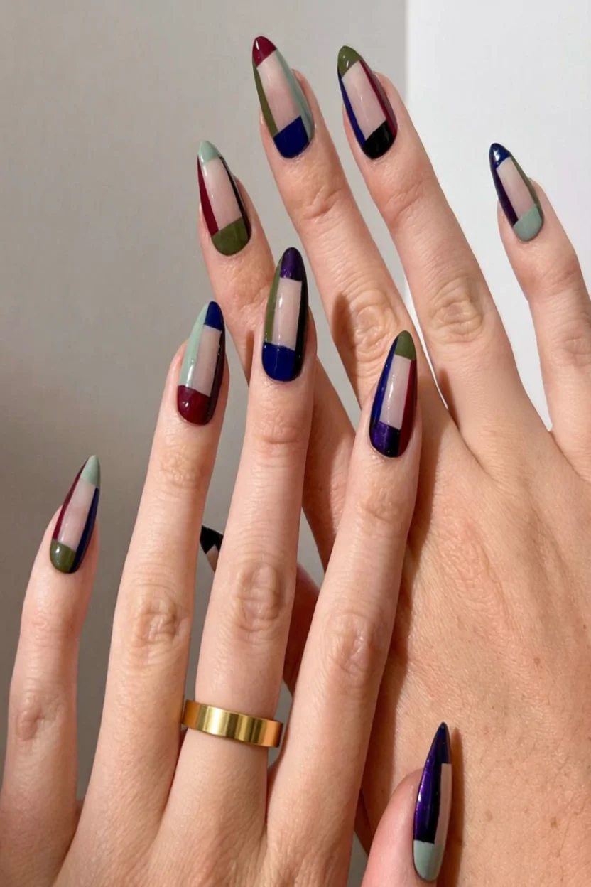 Uñas largas forma almendra con diseño geométrico multicolor degradado