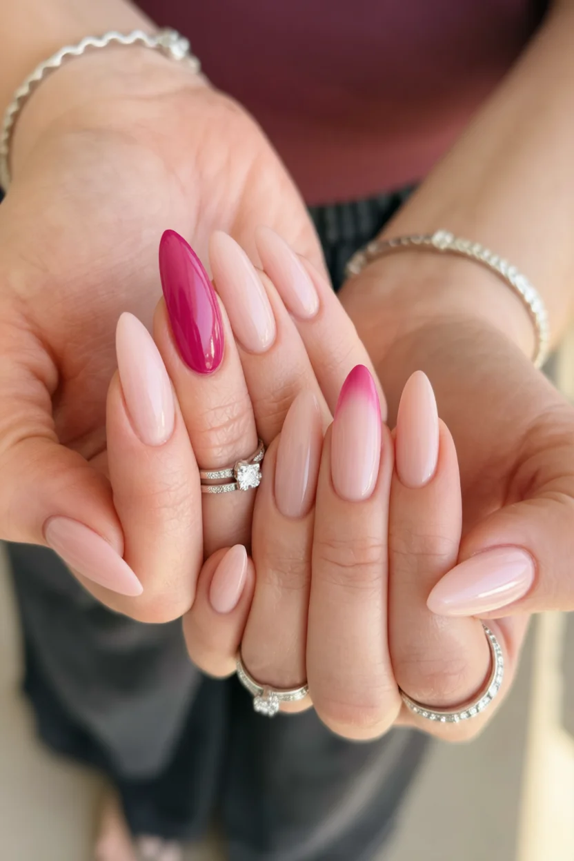 Uñas largas almendradas en tono rosa nude con degradado y uña acento en fucsia intenso