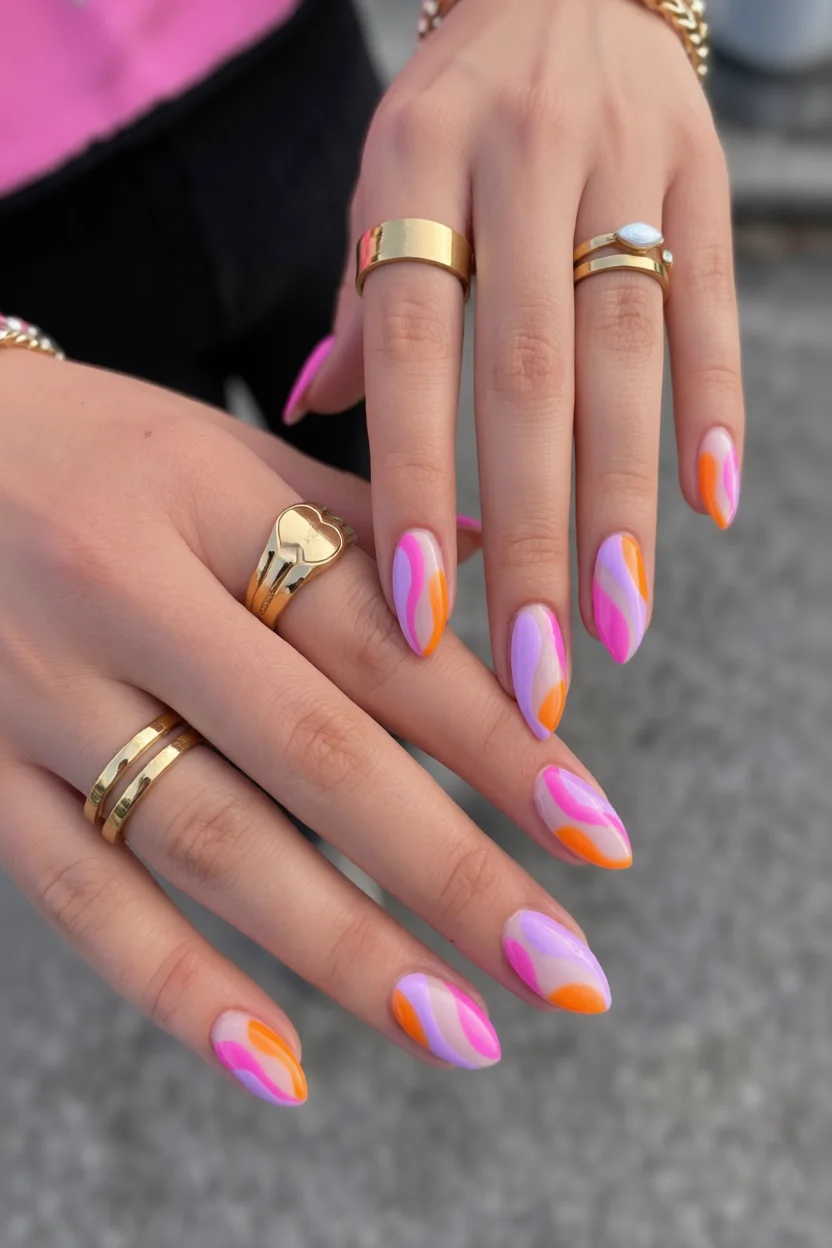 Uñas largas con diseño marmoleado en rosa, naranja y lavanda