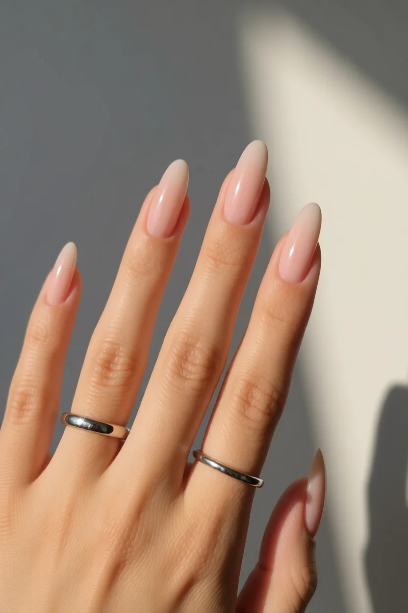 Uu00f1as almond con degradado nude y brillo natural elegante
