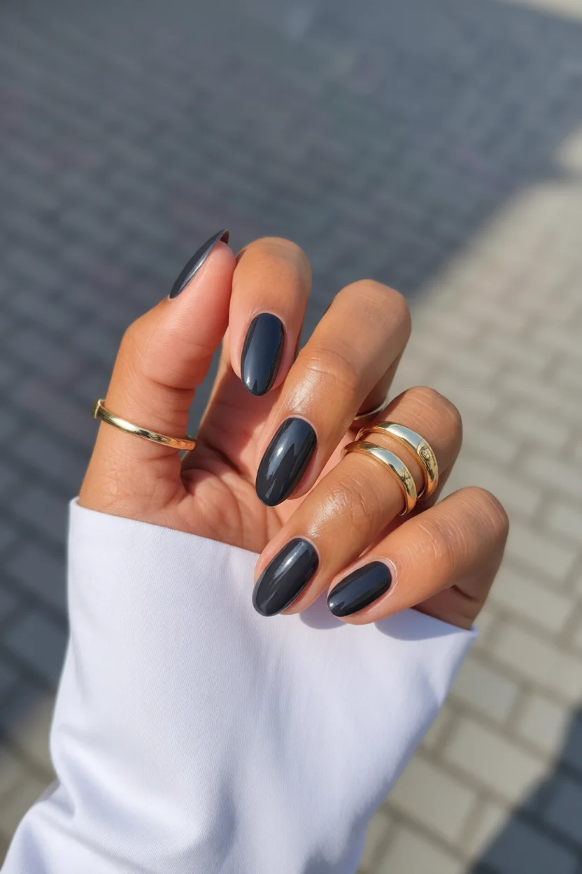 Uu00f1as gris oscuro brillantes en forma de almendra