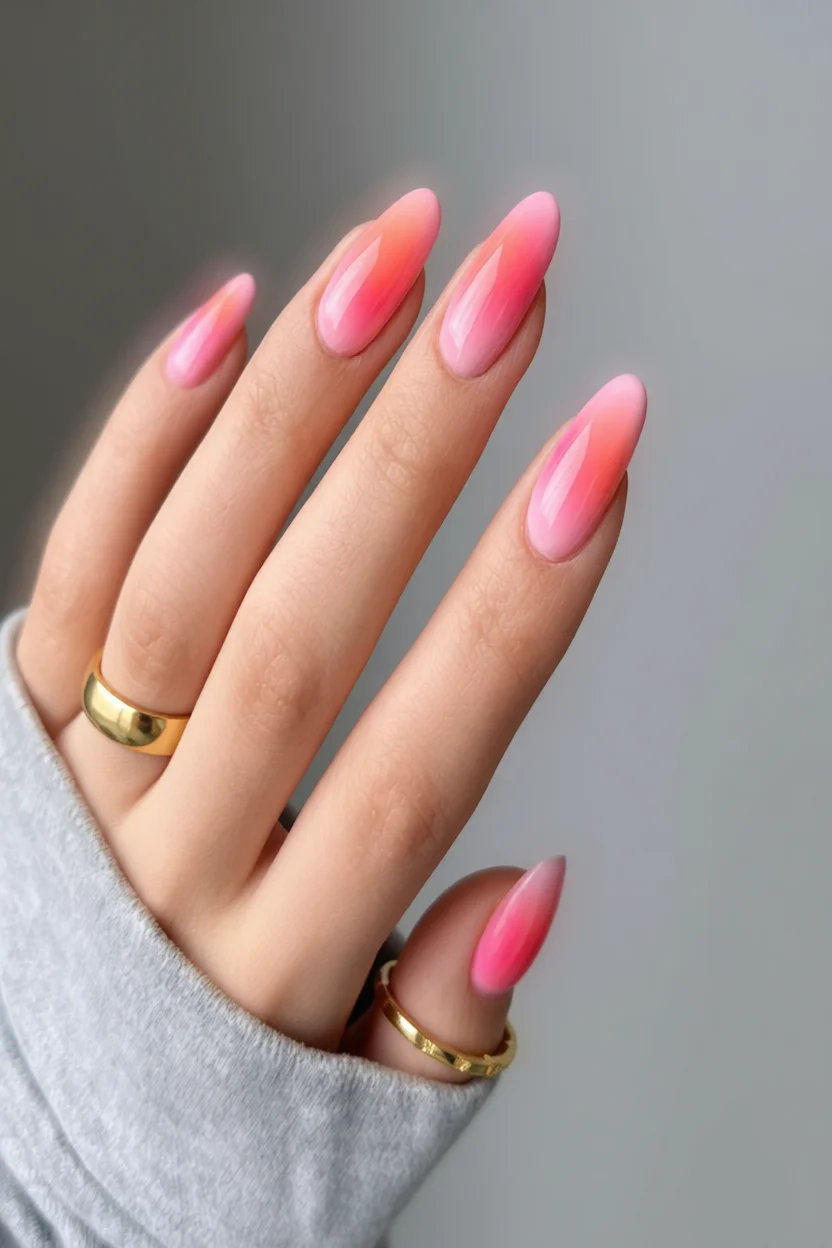 Uñas largas en forma de almendra con degradado rosa y durazno