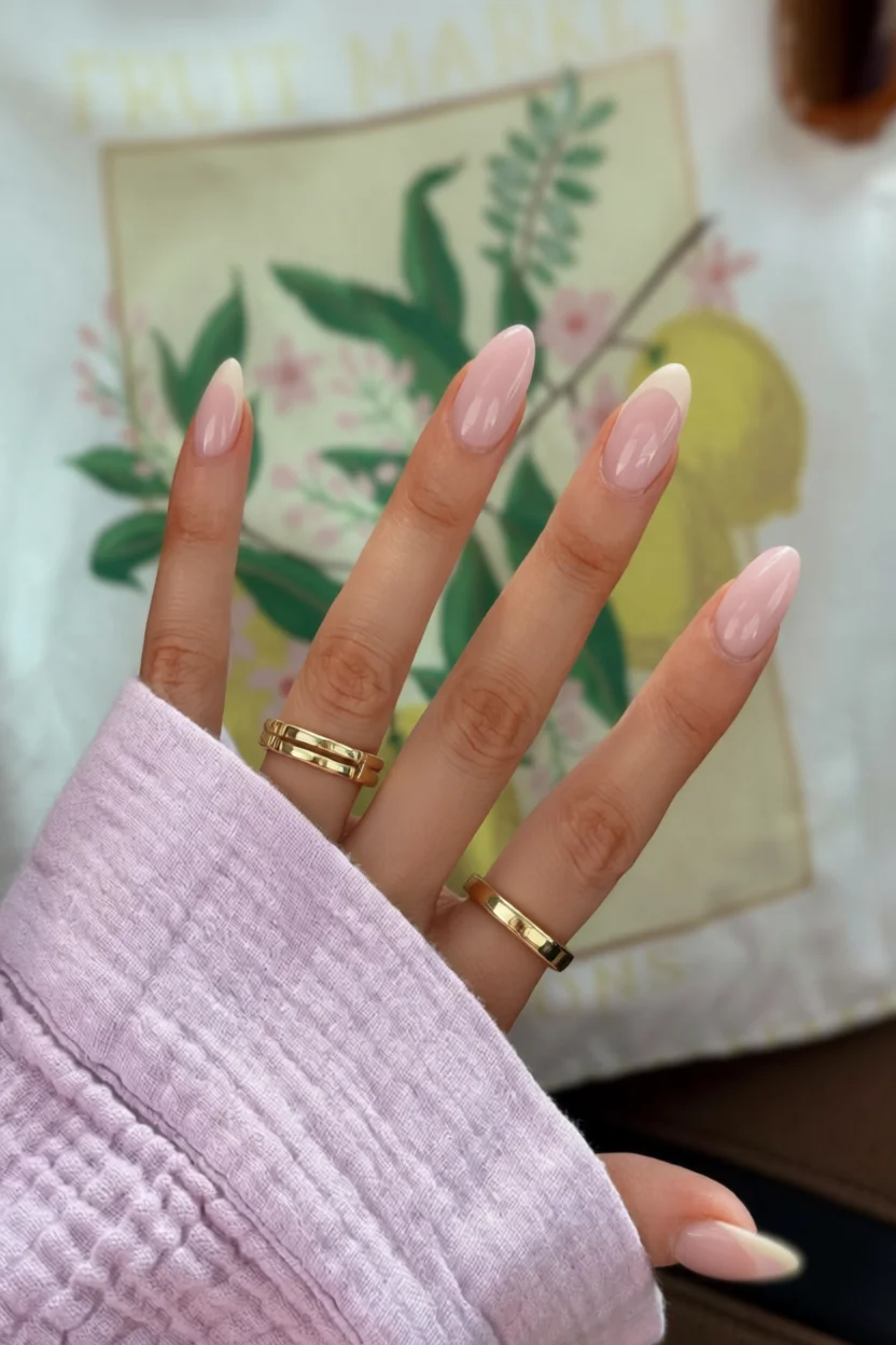 Manicura francesa en uñas almendradas con degradado rosa y puntas blancas