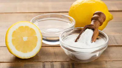 Cáscara de limón y bicarbonato utilizados para limpiar la grasa de un horno