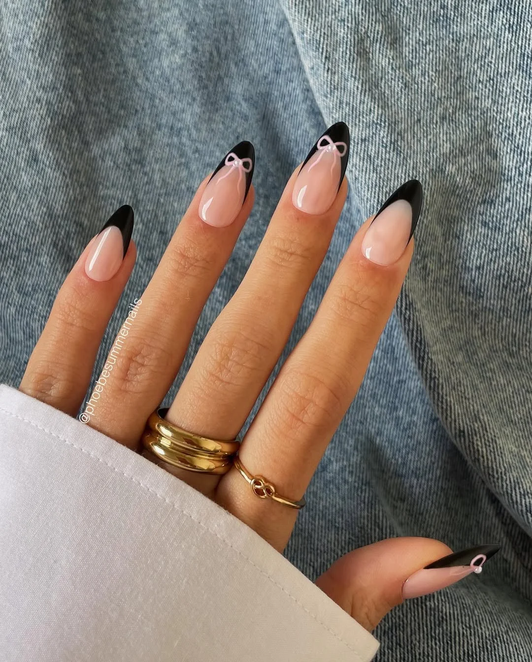 French tip negro con lazo rosa en uu00f1as almendra