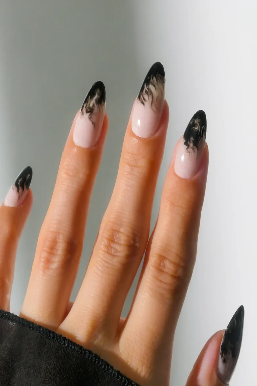 Uu00f1as francesas minimalistas: diseu00f1o suave con efecto artu00edstico oscuro