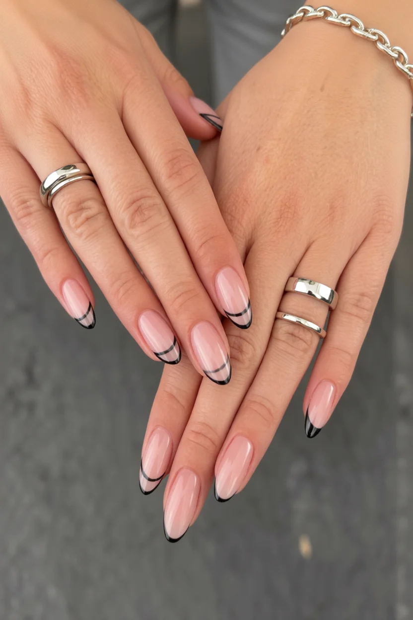 Manicura francesa moderna con lu00edneas negras en uu00f1as ovaladas