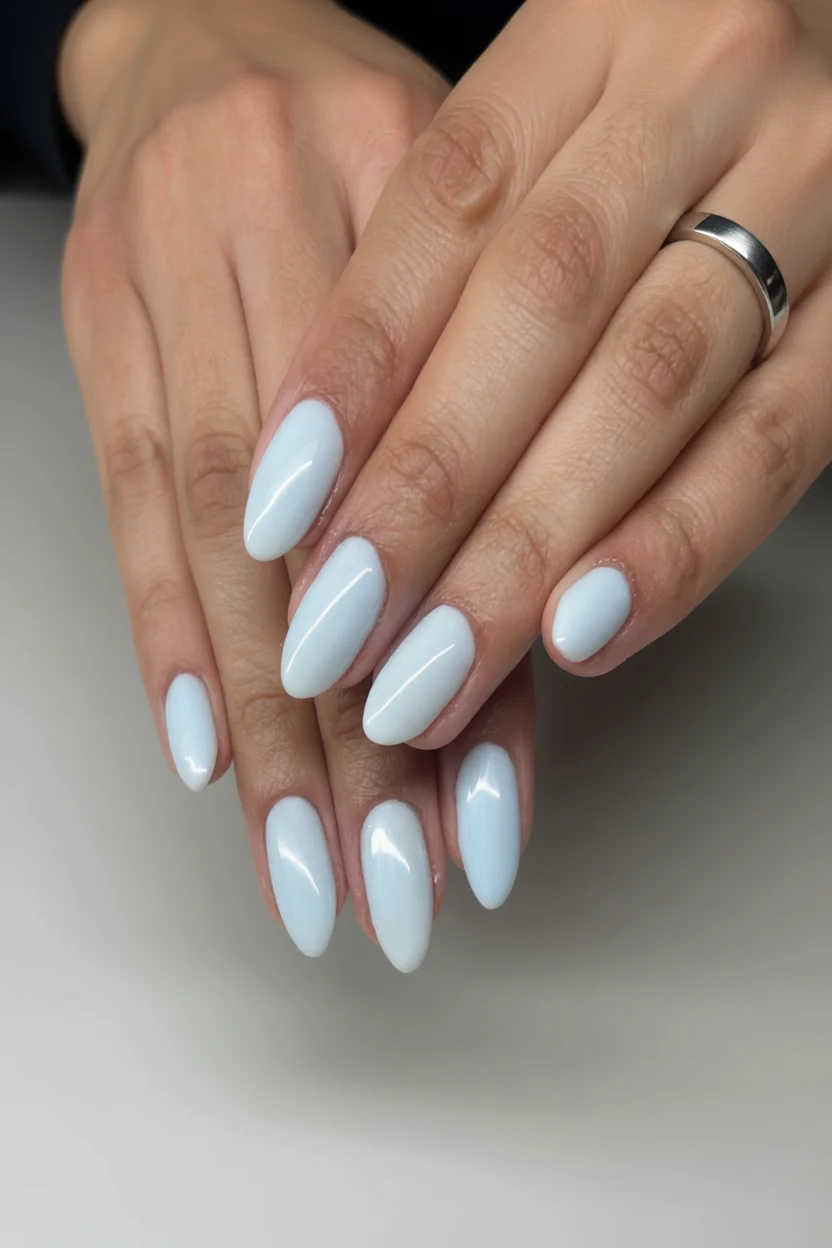 Uñas almendradas pintadas de blanco lechoso con acabado brillante