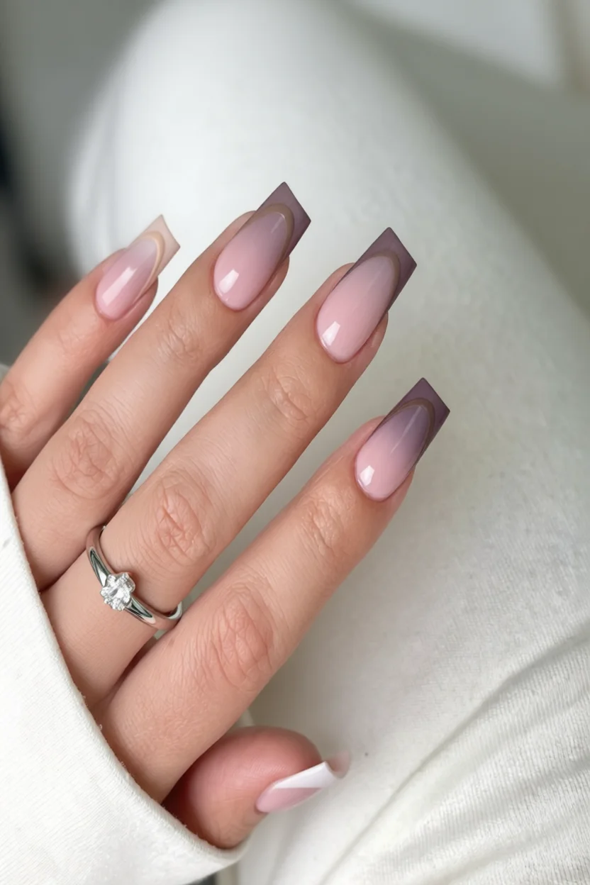 Uñas extra largas cuadradas con efecto milky gradiente rosa a lila y línea decorativa