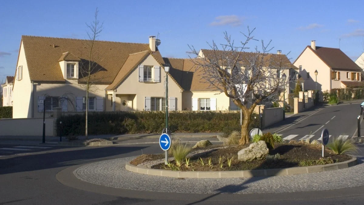 Chalet de dos plantas en un barrio residencial de Île-de-France, similar al que fue objeto de la donación